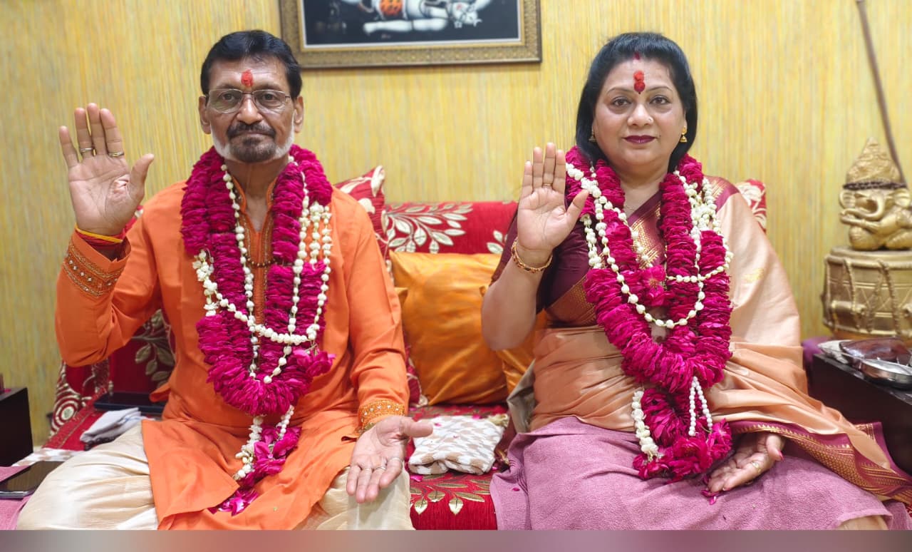 Siddh Yog Shakti Darbar Bareilly Paramvandaniya Sadguru Dev Govind Ji Maharaj and Sadguru Maa